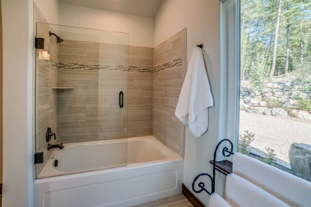 Shower & Tub Installation in Ashland Heights
